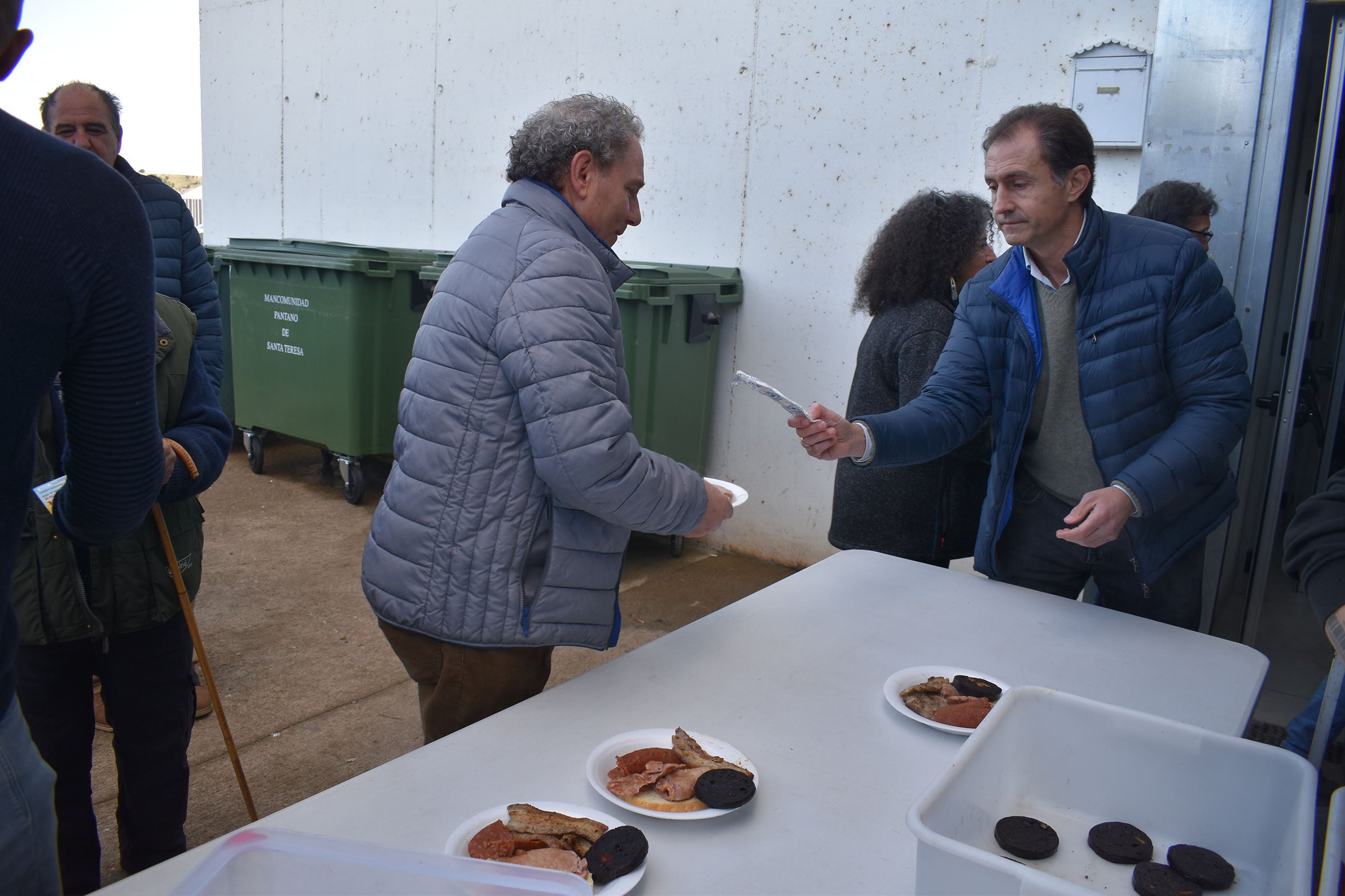 La parrillada anima las fiestas de Aldeatejada con 350 comensales