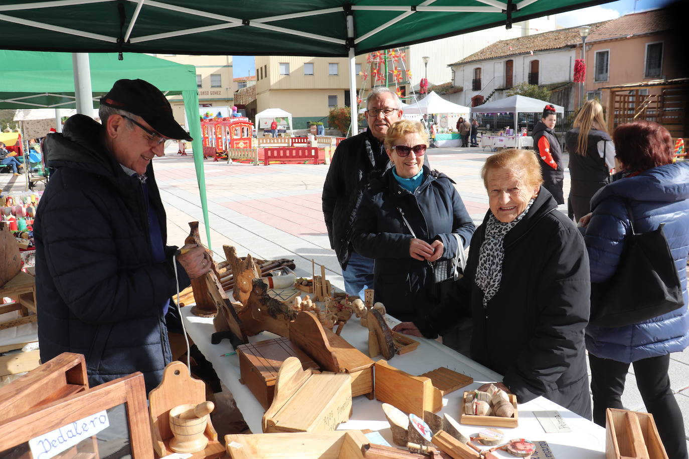 Campillo de Salvatierra se adelanta a la Navidad y celebra su primer mercado de artesanía