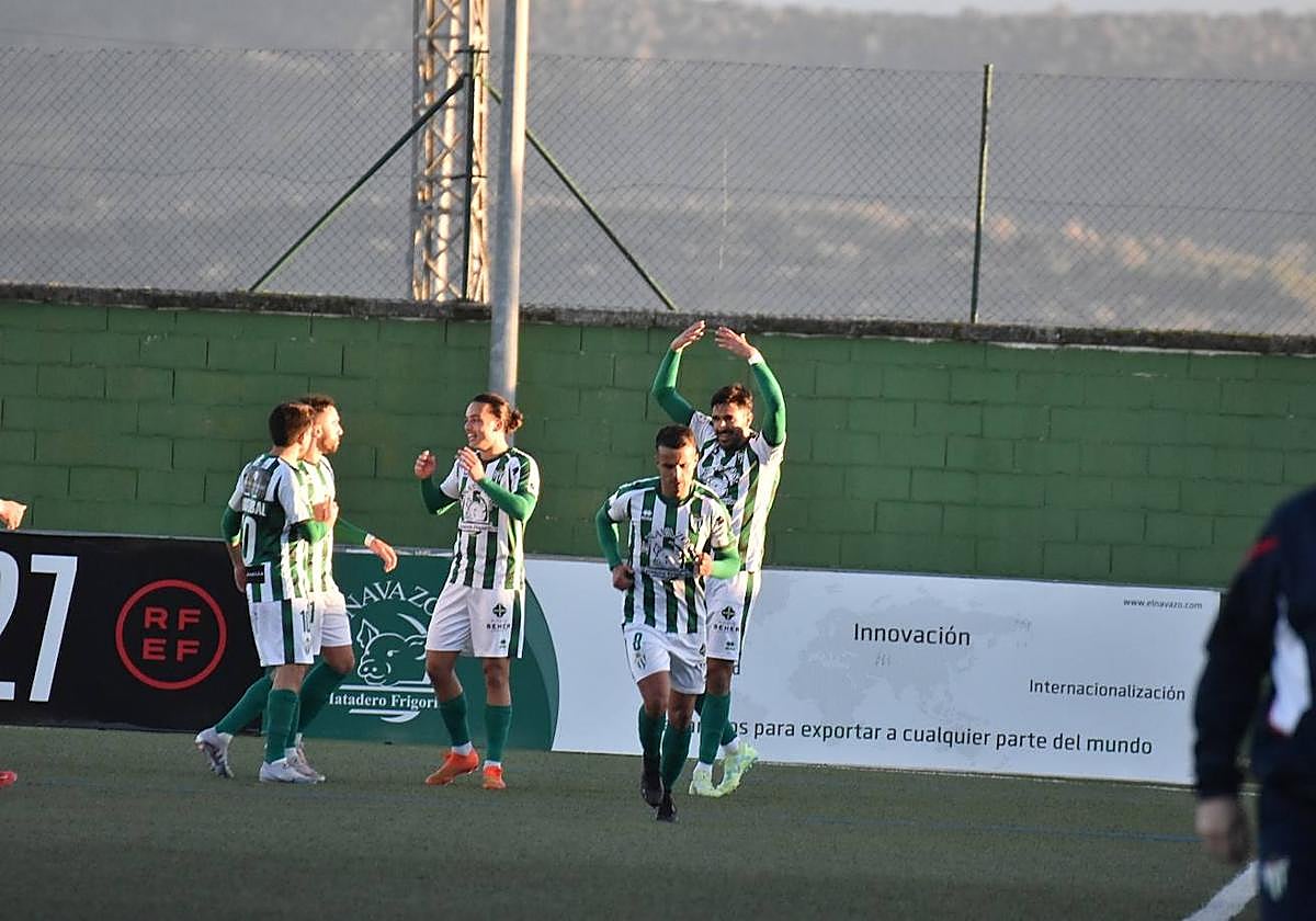 Los jugadores del Guijuelo celebran el autogol del Fabril que les dio el triunfo.