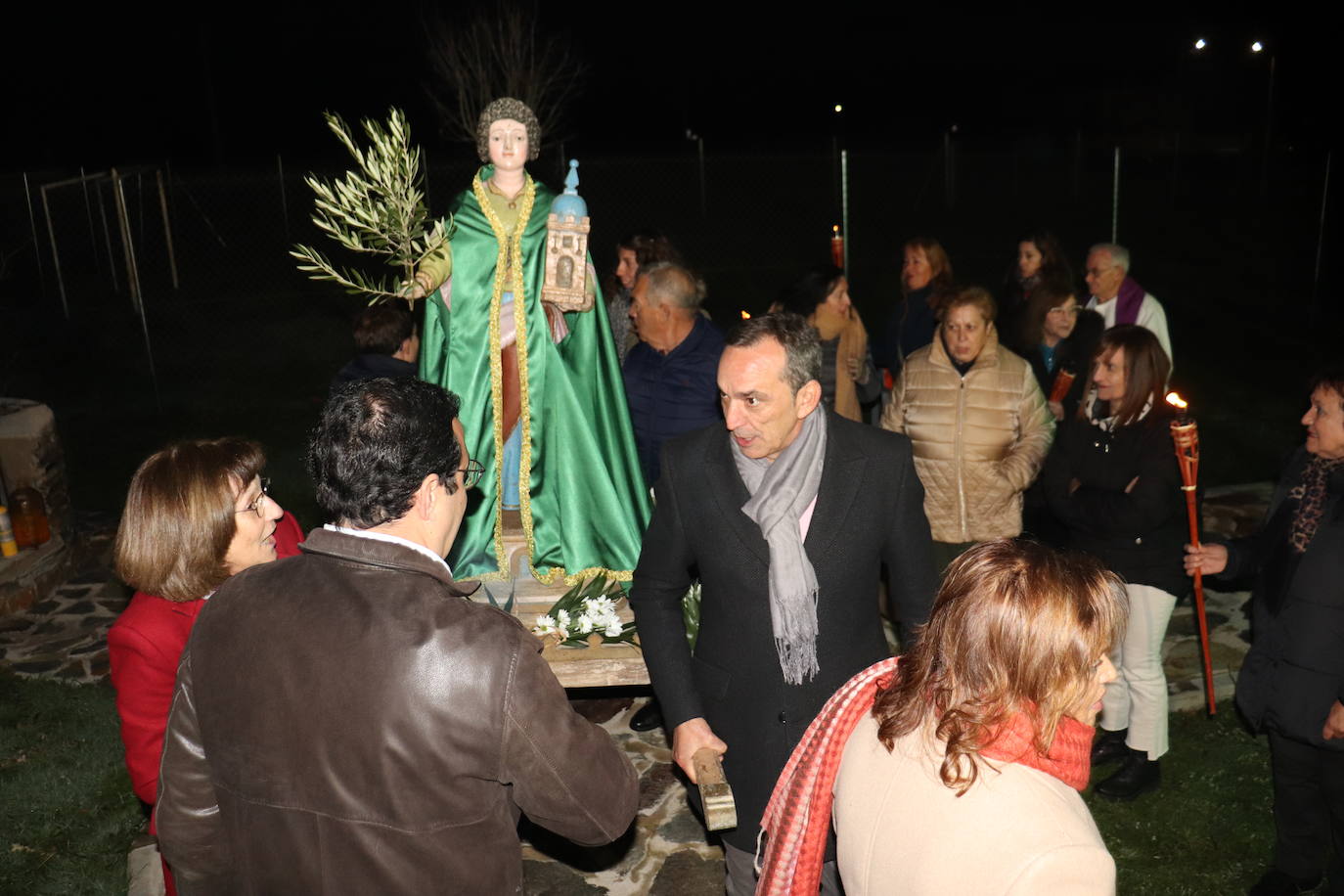 El frío de diciembre no impide que los fieles de Pizarral honren a Santa Bárbara