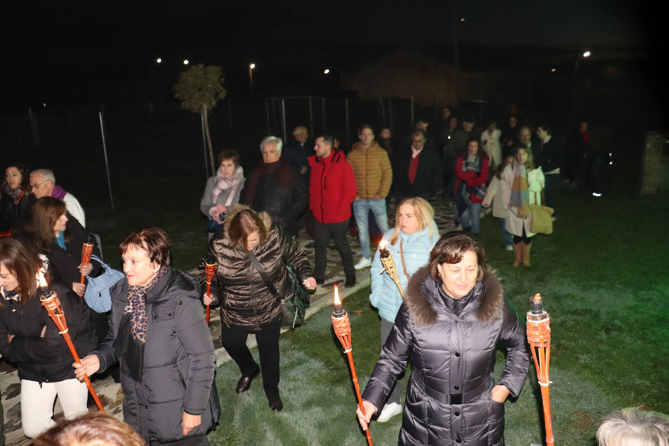 El frío de diciembre no impide que los fieles de Pizarral honren a Santa Bárbara