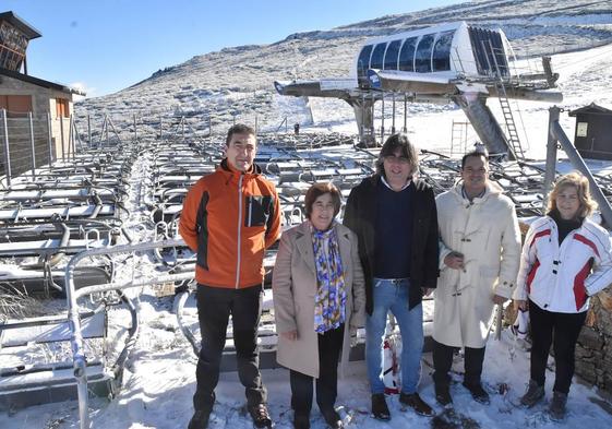 Rubén Martín, Celia Vizcaíno, Luis Francisco Martín, Óscar Mateos y Purificación Pozo en la estación de esquí de La Covatilla ayer
