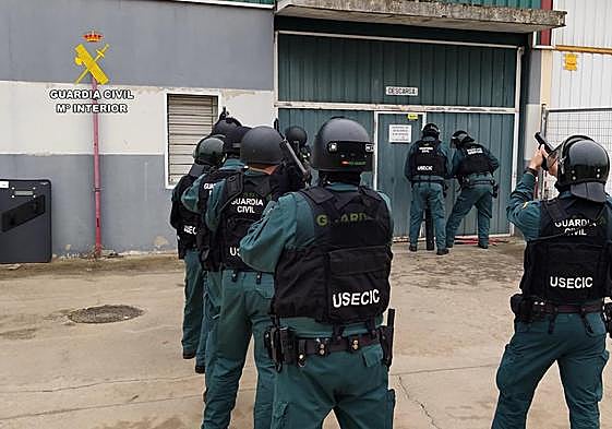 Sorprendidos en un túnel donde enganchaban la red eléctrica para su cultivo de marihuana