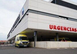 Una ambulancia en el Hospital de Salamanca.