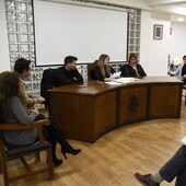Sesión ordinaria de pleno de la Corporación municipal de Fuentes de Oñoro presidida por la alcaldesa Laura Vicente.