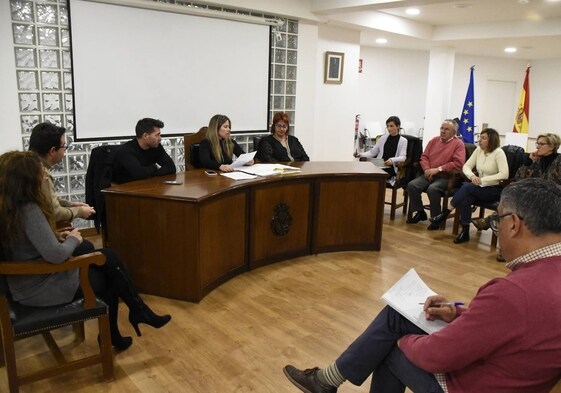 Sesión ordinaria de pleno de la Corporación municipal de Fuentes de Oñoro presidida por la alcaldesa Laura Vicente.