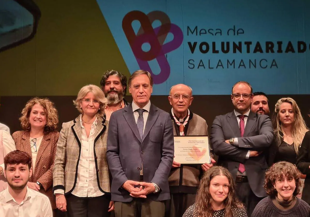 El alcalde Carlos García Carbayo junto con algunos de los galardonados