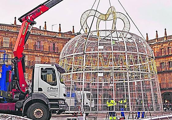 Montaje de la gran campaña que adorna desde este lunes la Plaza Mayor.