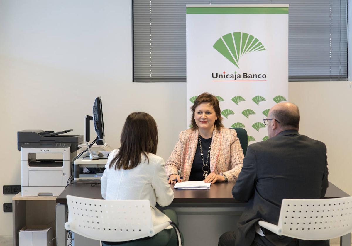 Los profesionales de Unicaja Banco te asesorarán para elegir el plan que mejor se adapte a tus necesidades.