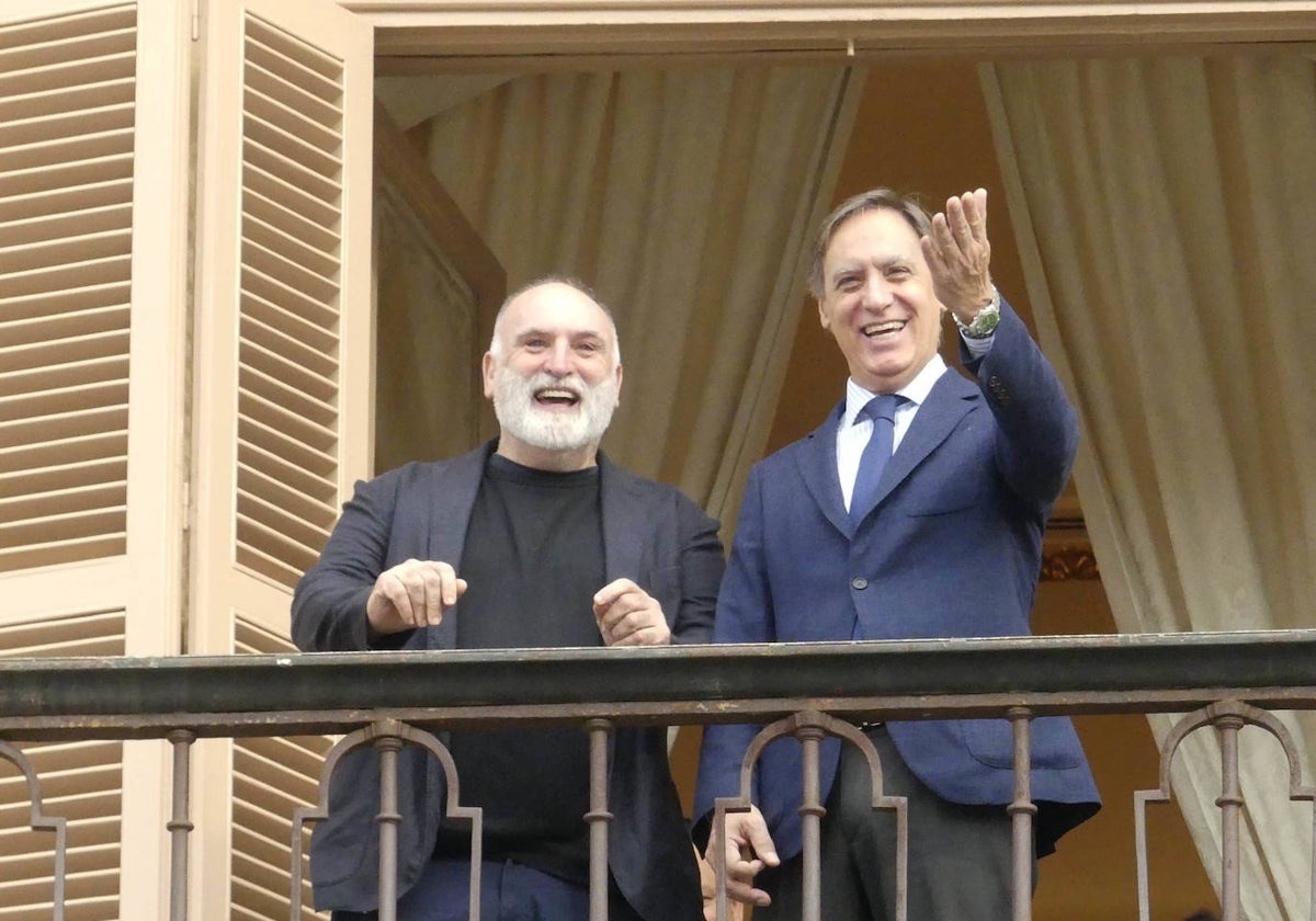 El chef asturiano José Andrés, en el balcón del Ayuntamiento de Salamanca junto al alcalde de Salamanca, Carlos García Carbayo.