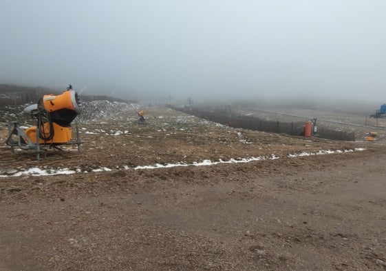 Imagen de las pistas sin nieve en La Covatilla.