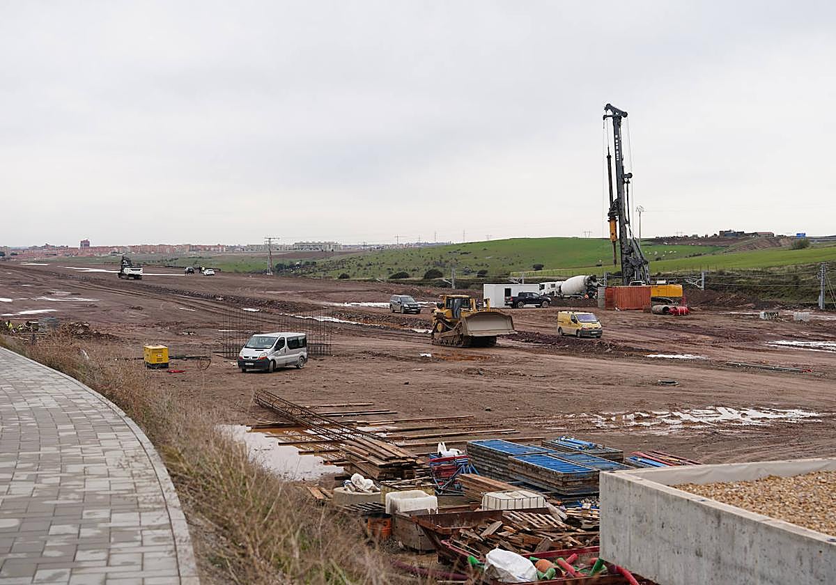 Maquinaria de construcción en la explanada sobre la que se construirá la plataforma intermodal.