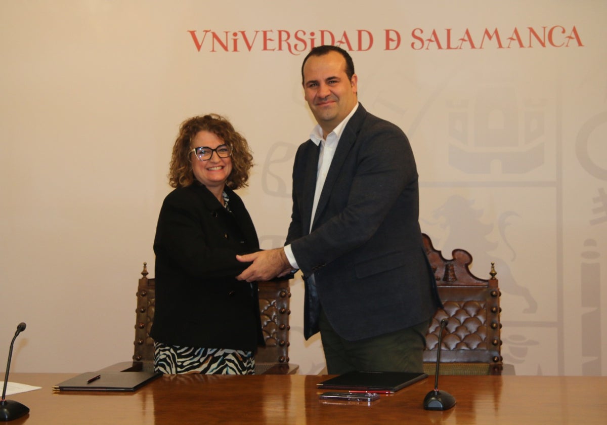 Ana María Suárez y David Mingo en la firma del convenio.