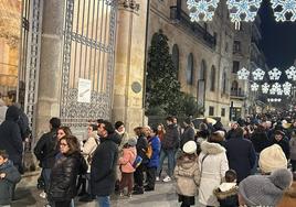 Calle San Pablo abarrotada y con una larga cola para acceder al Palacio de La Salina