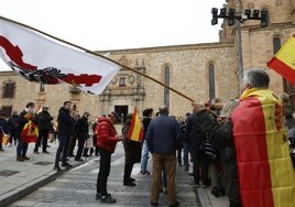Apenas un centenar de personas se concentró frente a la sede del PSOE