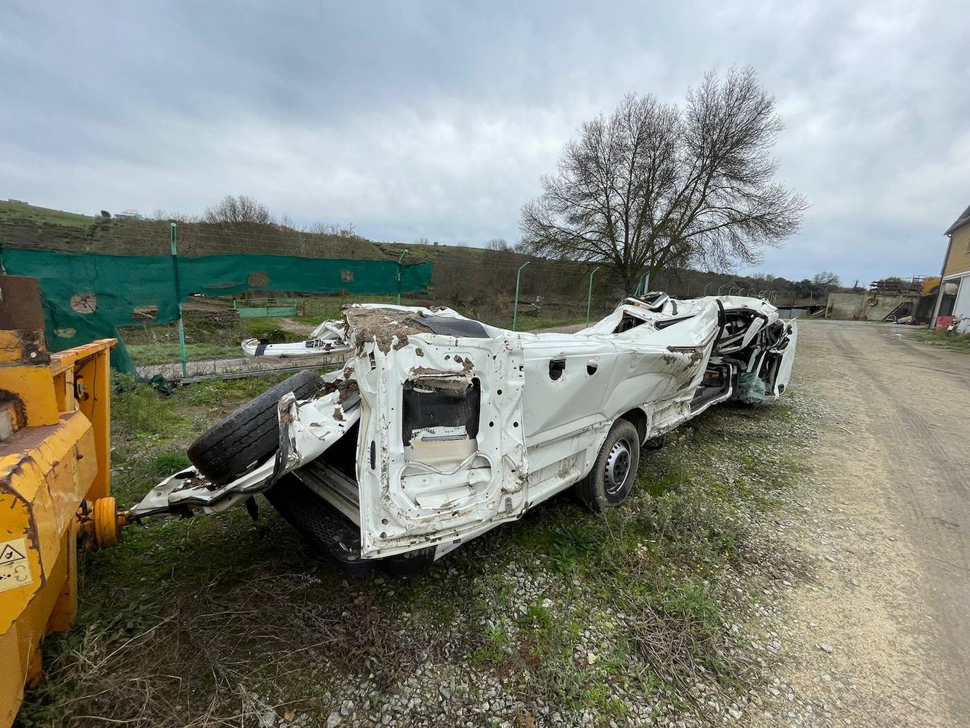 Completamente destrozada: así ha aparecido la furgoneta robada en Gallegos de Argañán