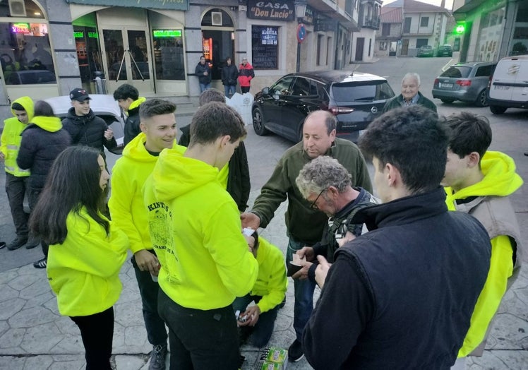 Imagen principal - Los quintos venden papeletas para un sorteo entre los vecinos de Linares.