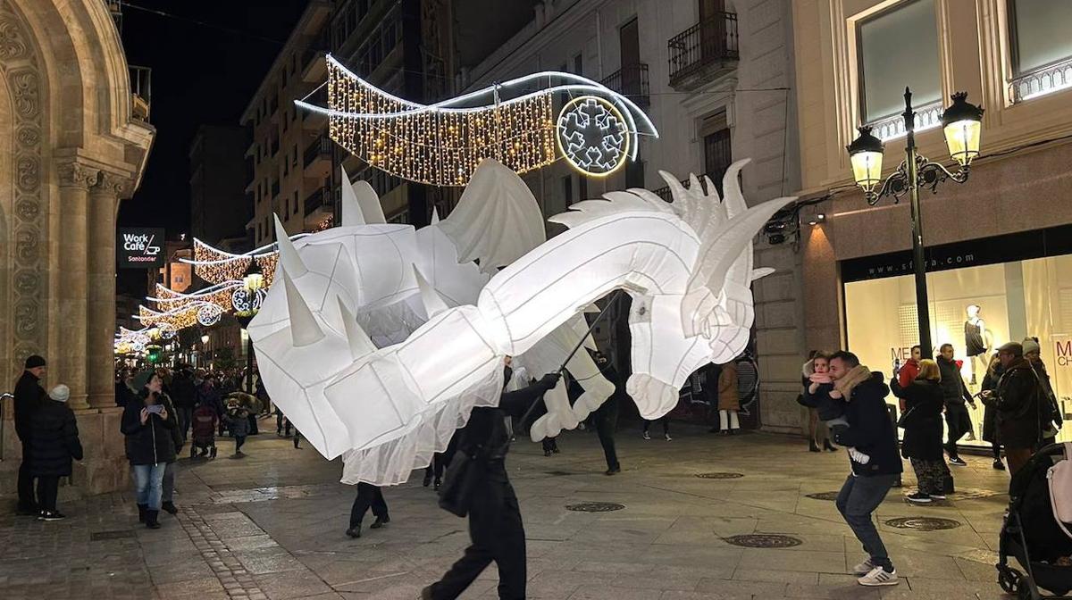 Los espectaculares dragones que conquistan las calles de Salamanca en Navidad