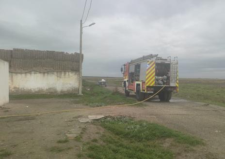 Imagen secundaria 1 - Un incendio moviliza dos dotaciones de bomberos en un domicilio de Rágama