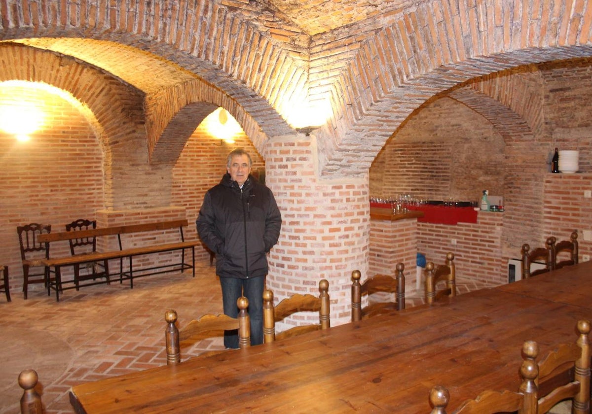 Carlos García en el interior de su bodega, una de las pocas que existen en Castilla y León a cuatro arcos, según los entendidos.