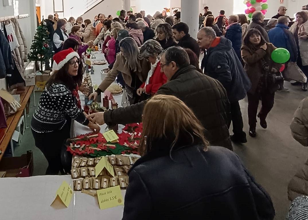 Éxito en el primer mercado navideño solidario de Villoria