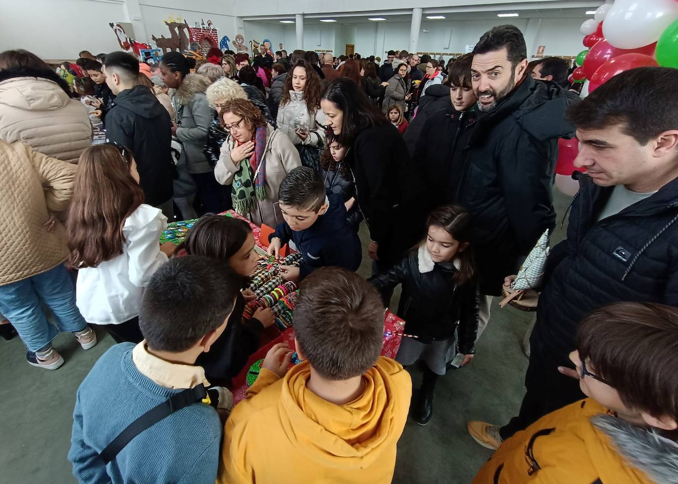 Éxito en el primer mercado navideño solidario de Villoria