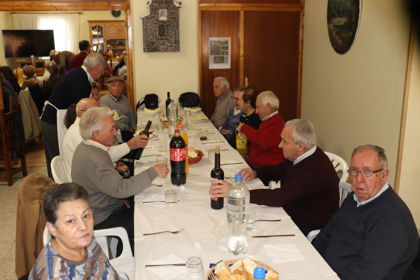 Animada jornada de convivencia de los mayores de Linares de Riofrío en el día de su fiesta