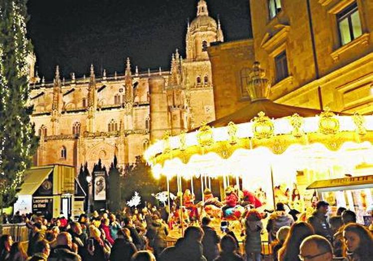 Imagen principal - La luz y los adornos llenan la ciudad durante estos días. Un soldadito de plomo o un arco de copos de nieve son algunas de las grandes figuras que iluminan las calles de la ciudad y en las que muchos curiosos se paran a disfrutar o a sacarse unas fotos. Un carrusel iluminado adorna la Plaza de Anaya y anuncia los días festivos que se están viviendo en la ciudad, con cientos de niños emocionados por montarse en esta especial atracción.