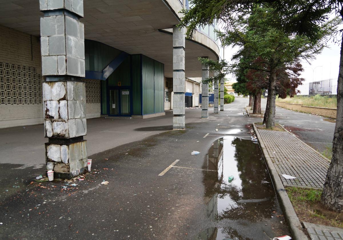 Basura esparcida por todo el entorno y desperfectos en los exteriores de la grada de Tribuna del estadio Helmántico.