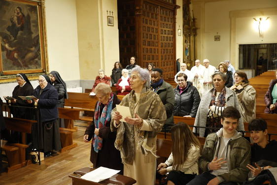 Margarita Martín recita una oración durante la eucaristía en el Convento Madre de Dios.