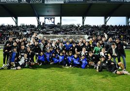 Los jugadores de Unionistas celebran sobre el césped el triunfo ante el Sporting.