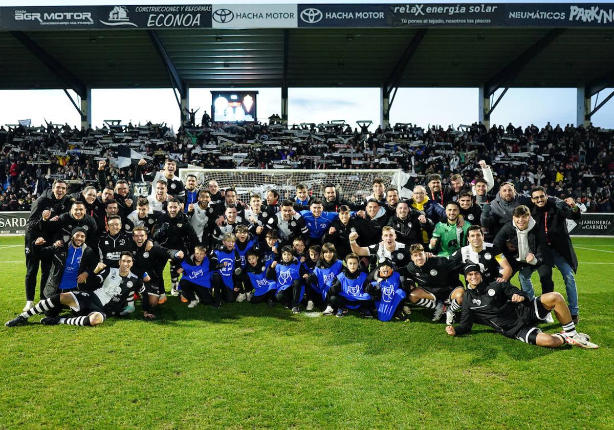 Los jugadores de Unionistas celebran sobre el césped el triunfo ante el Sporting.