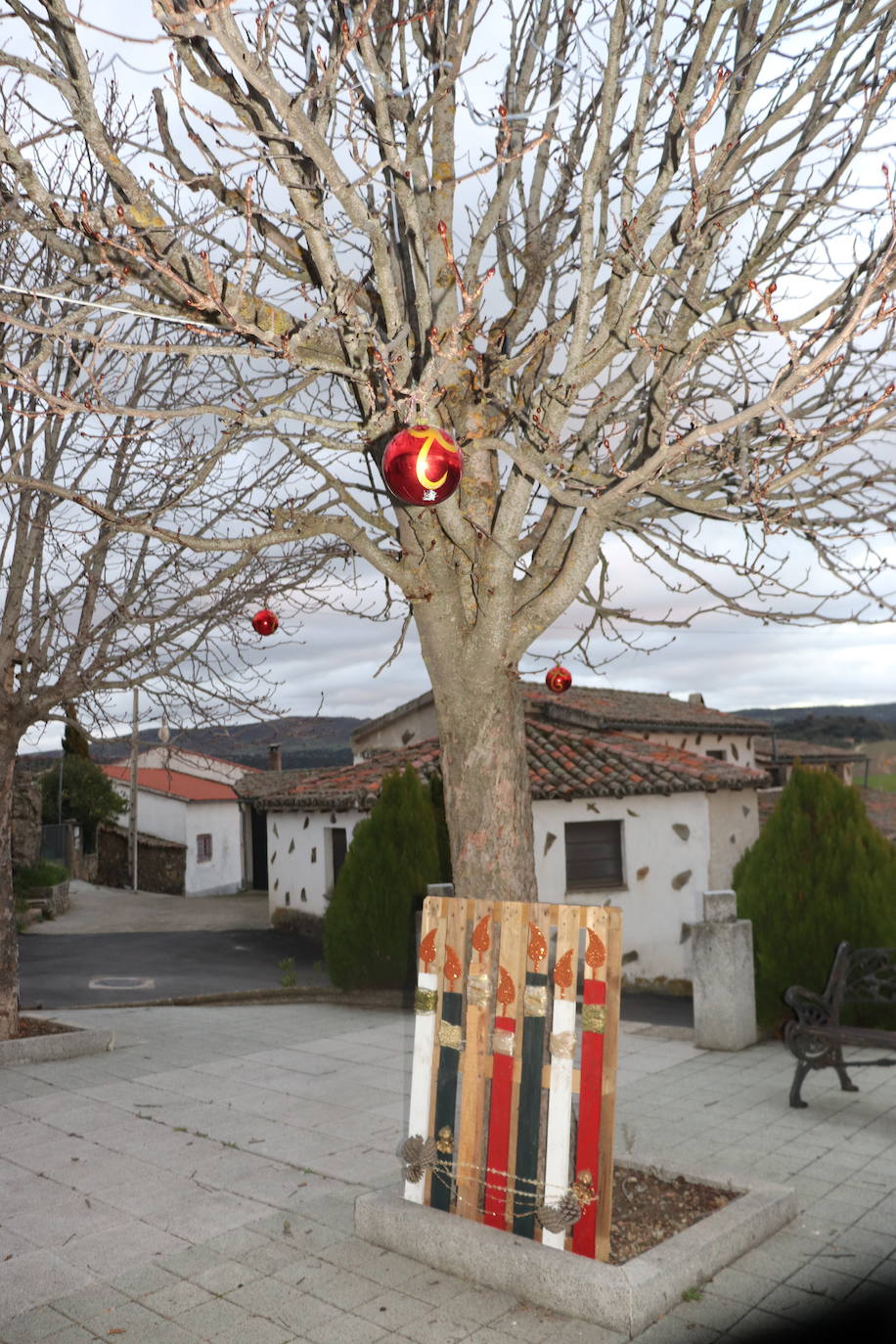 La Tala da la bienvenida a la Navidad con los vecinos unidos para preparar adornos e iluminación