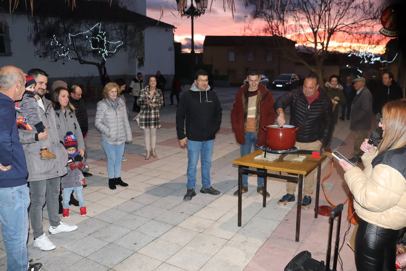 La Tala da la bienvenida a la Navidad con los vecinos unidos para preparar adornos e iluminación