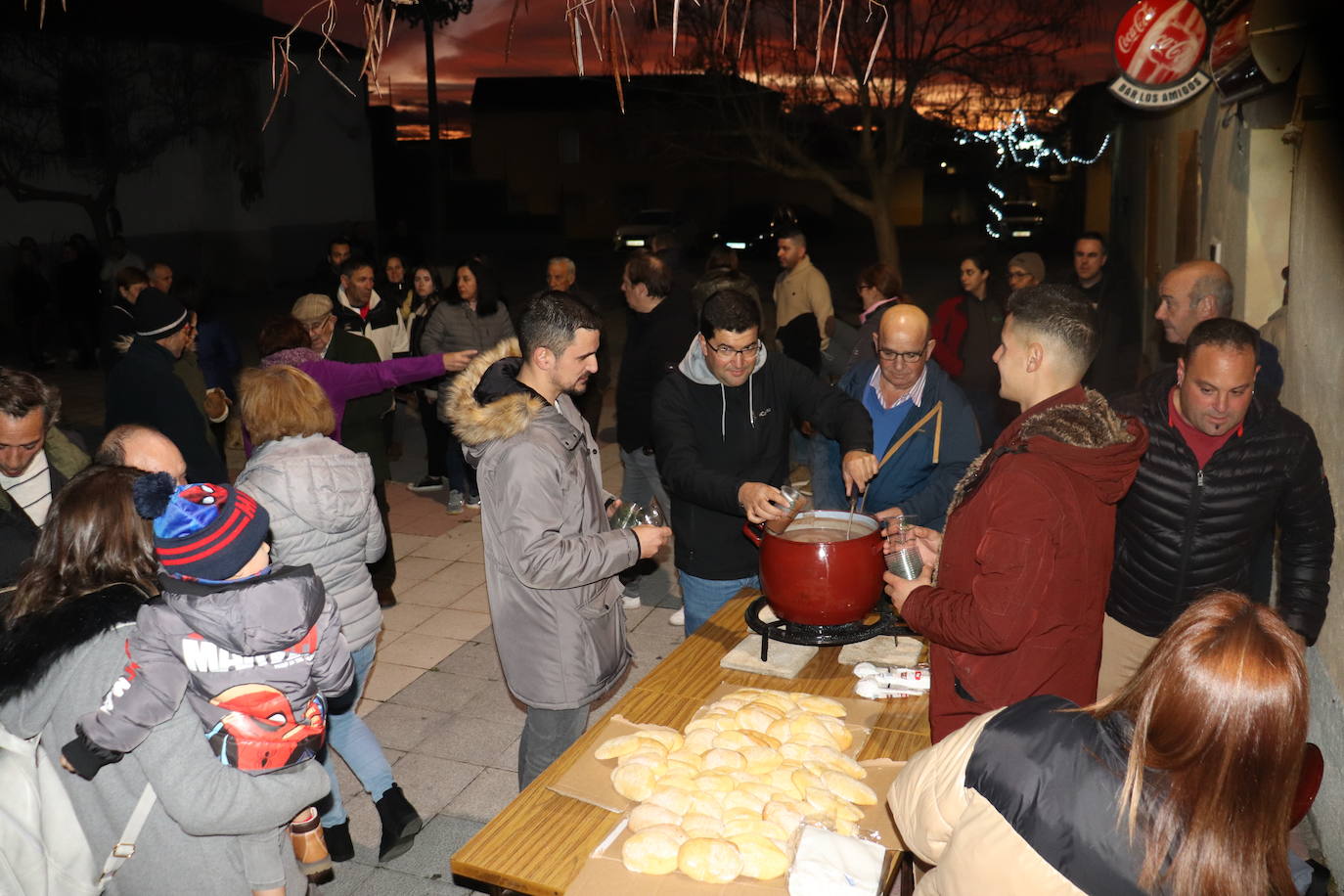 La Tala da la bienvenida a la Navidad con los vecinos unidos para preparar adornos e iluminación
