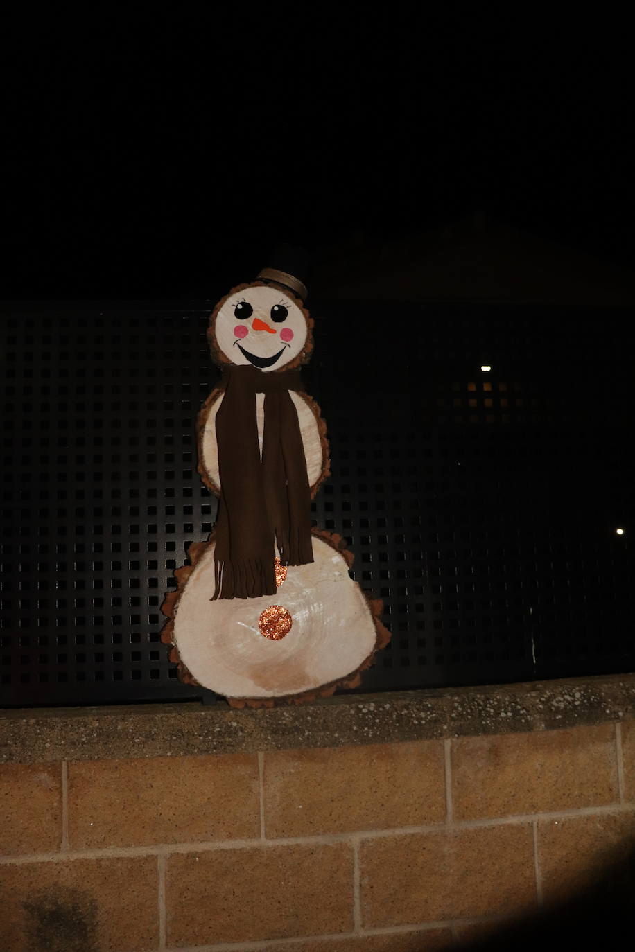 La Tala da la bienvenida a la Navidad con los vecinos unidos para preparar adornos e iluminación