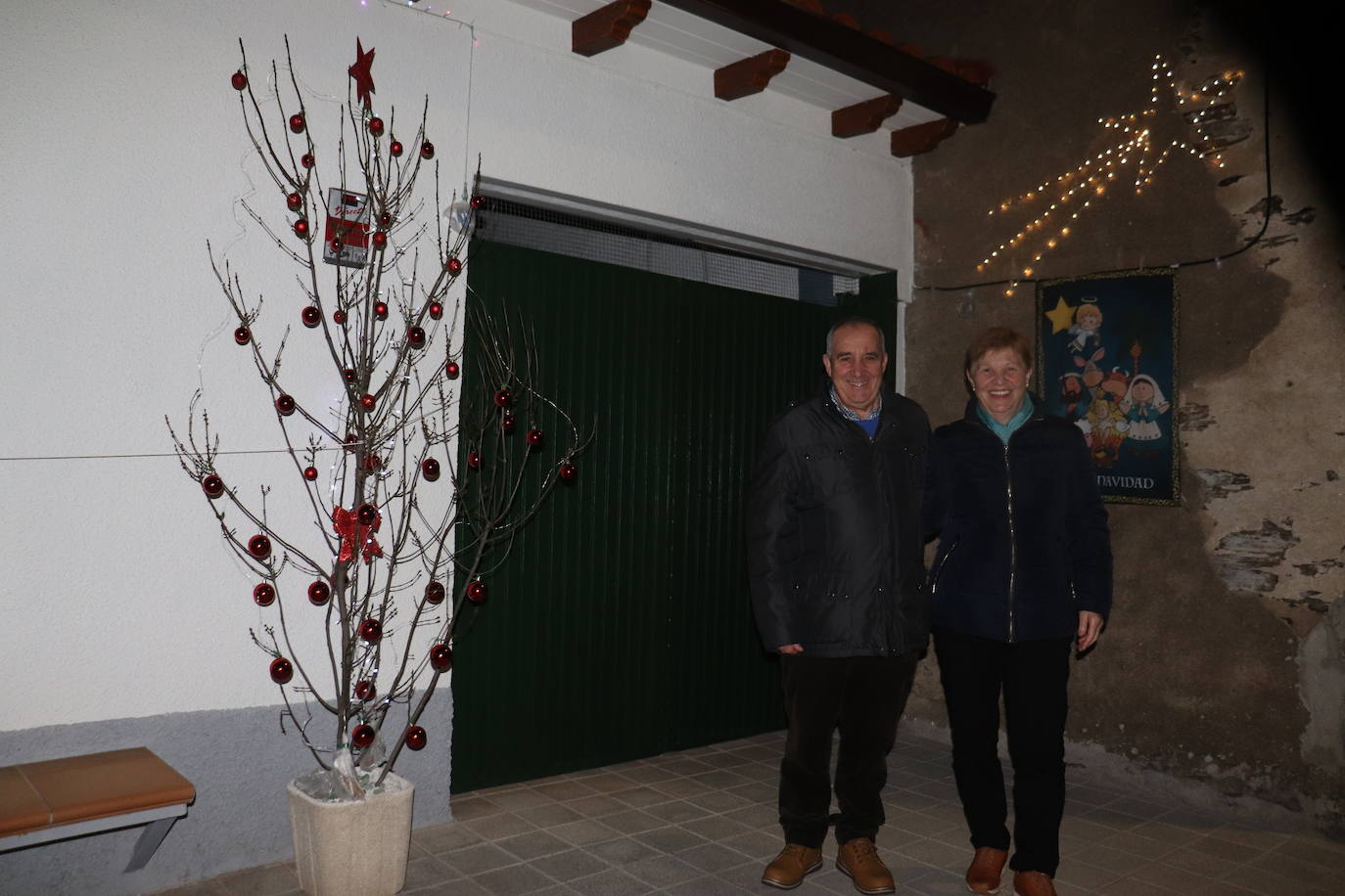 La Tala da la bienvenida a la Navidad con los vecinos unidos para preparar adornos e iluminación