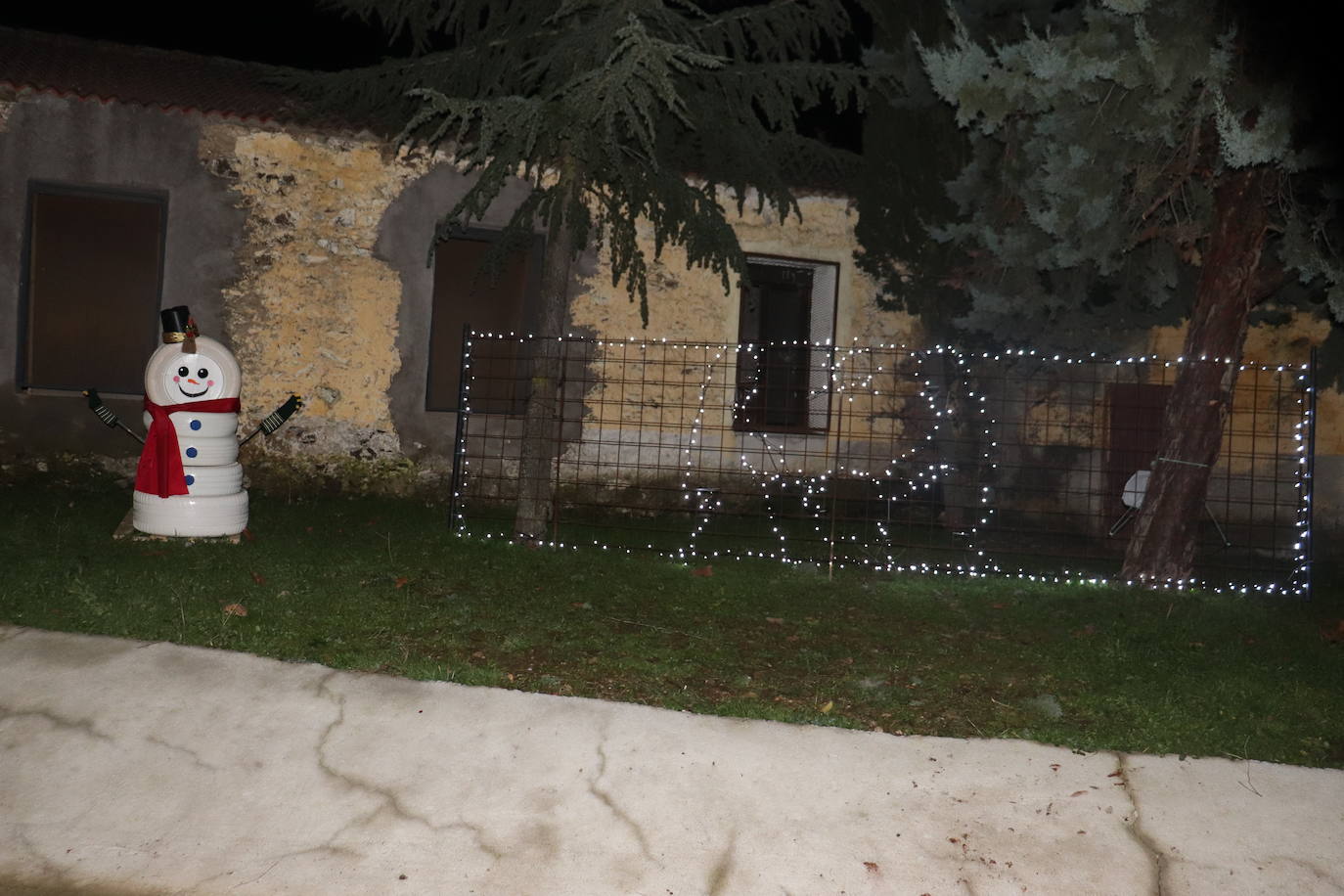 La Tala da la bienvenida a la Navidad con los vecinos unidos para preparar adornos e iluminación