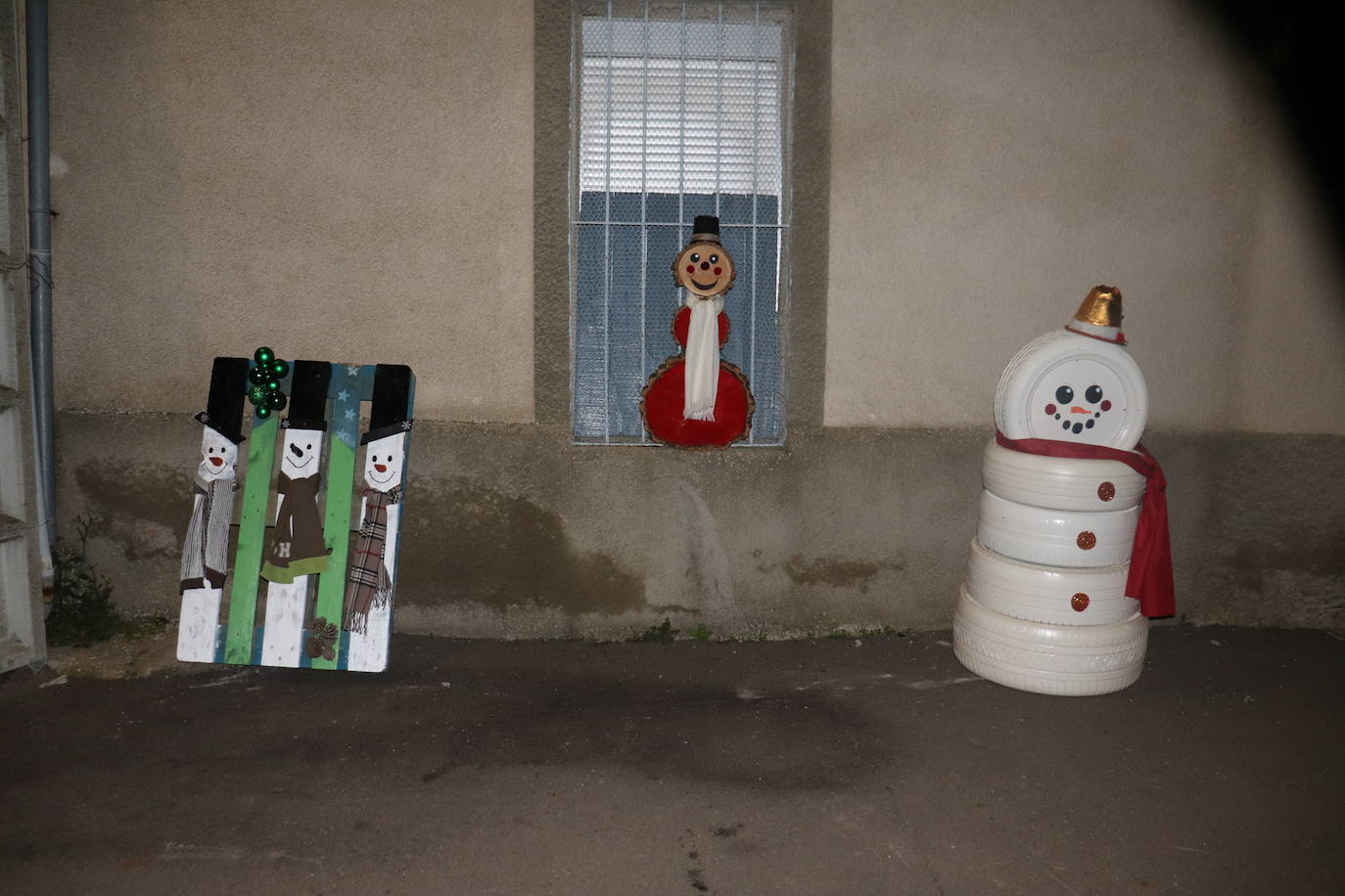 La Tala da la bienvenida a la Navidad con los vecinos unidos para preparar adornos e iluminación