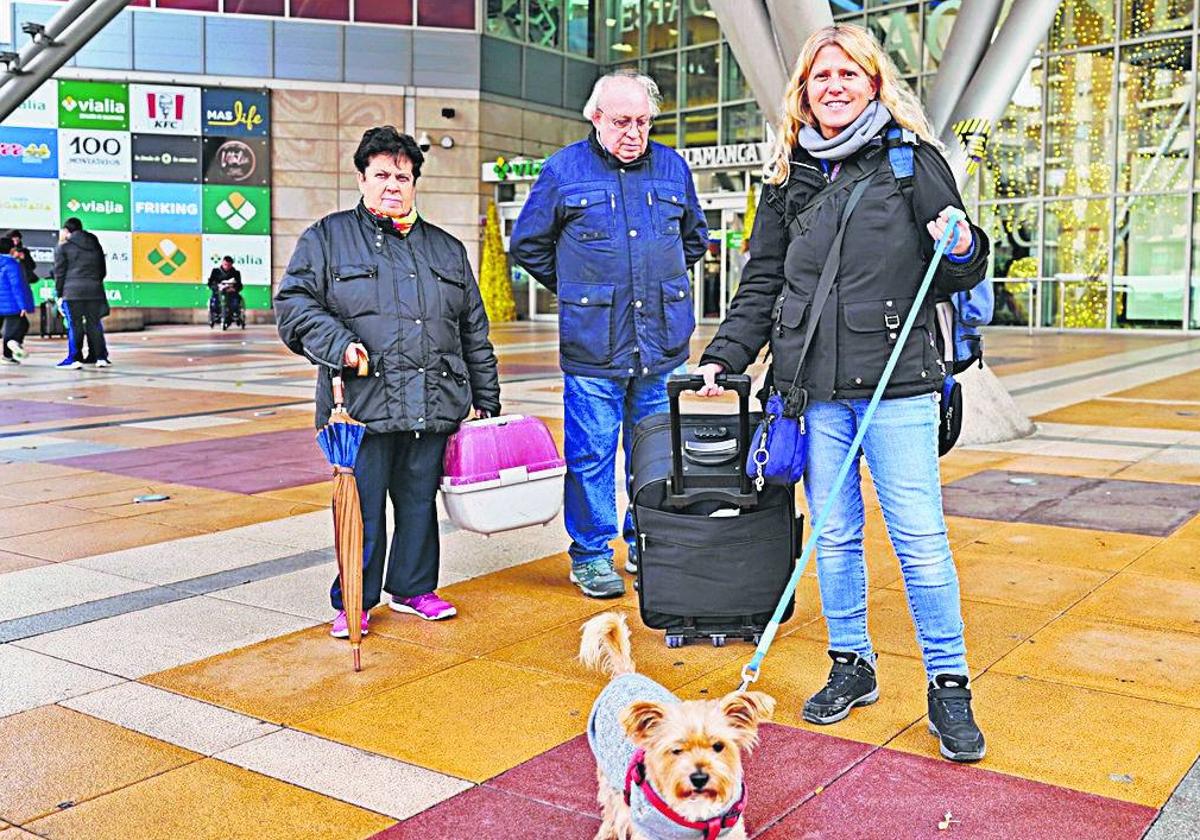 Pilar y su perro, a las puertas de la estación.