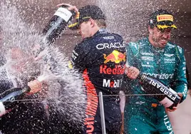 Fernando Alonso y Max Verstappen celebrando en el podio del Gran Premio de Mónaco.
