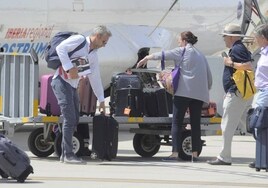 Pasajeros recogen sus maletas en el aeropuerto de Salamanca.