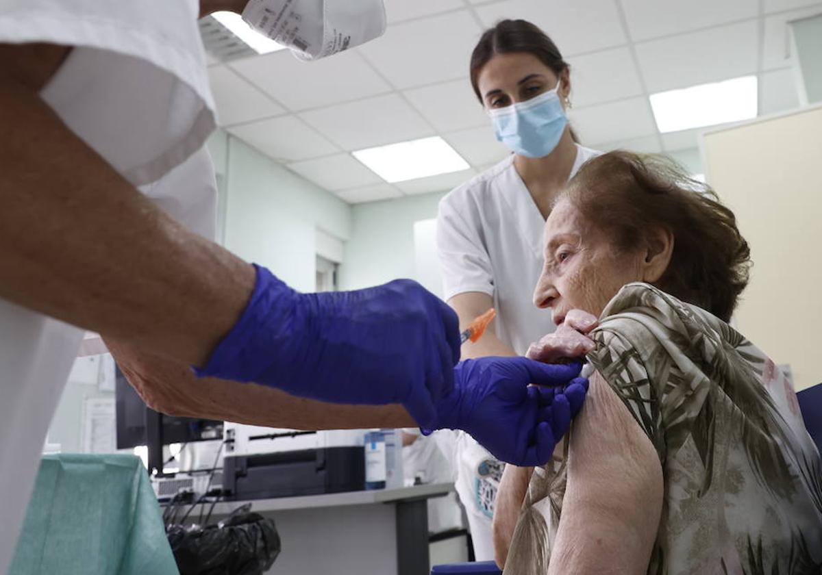 Una mujer recibe la vacuna en el centro de salud de San Juan de Sahagún.