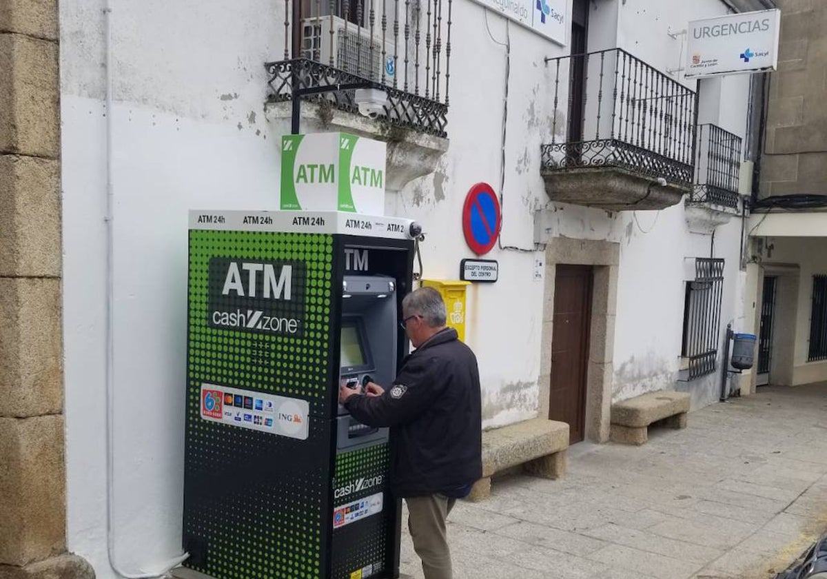 Un vecino utilizando el nuevo cajero de Fuenteguinaldo