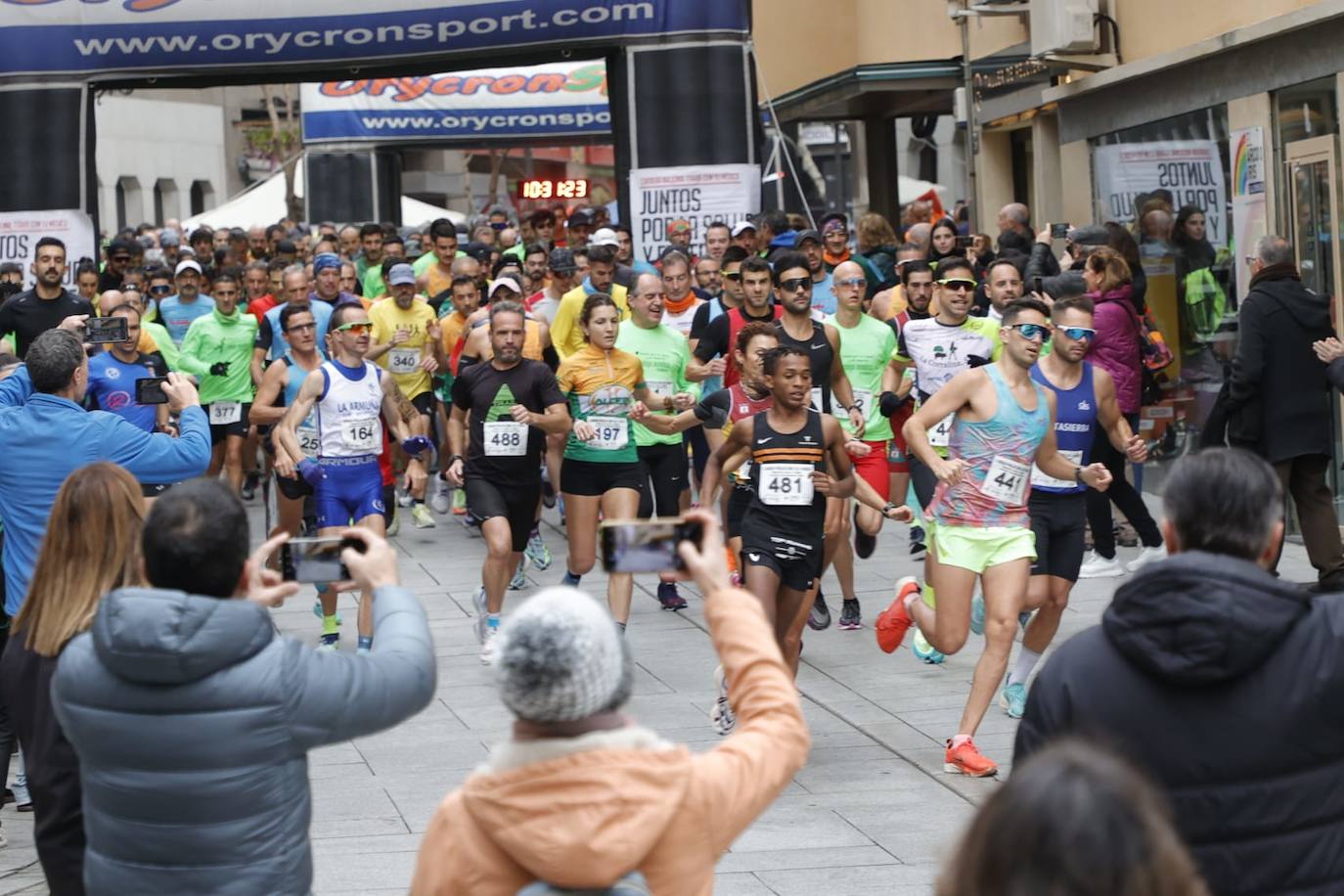 Ambientazo en las calles con la V Carrera Popular &#039;Corre con tu médico&#039;