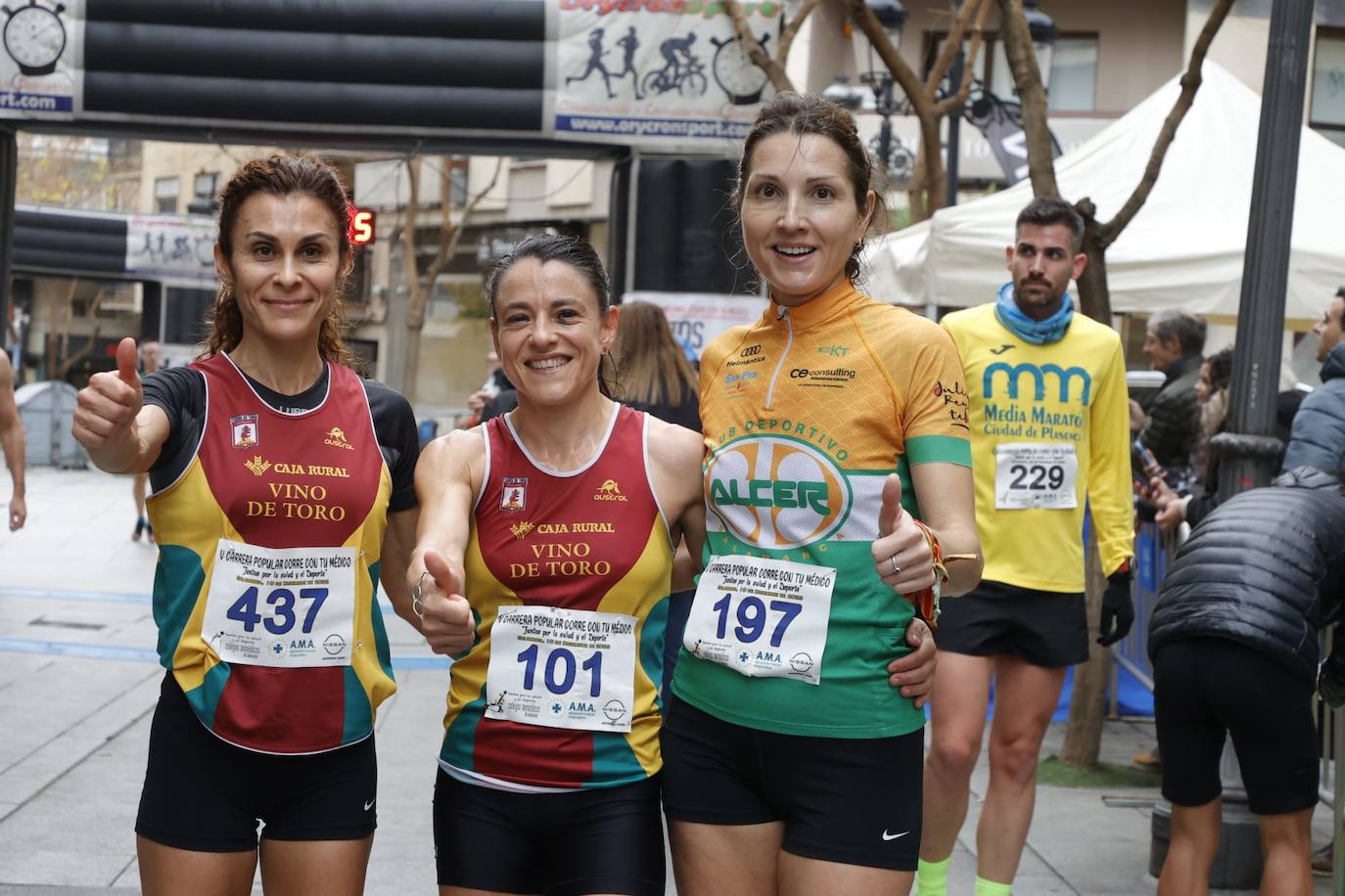 Ambientazo en las calles con la V Carrera Popular &#039;Corre con tu médico&#039;