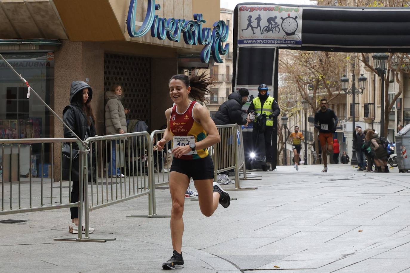 Ambientazo en las calles con la V Carrera Popular &#039;Corre con tu médico&#039;