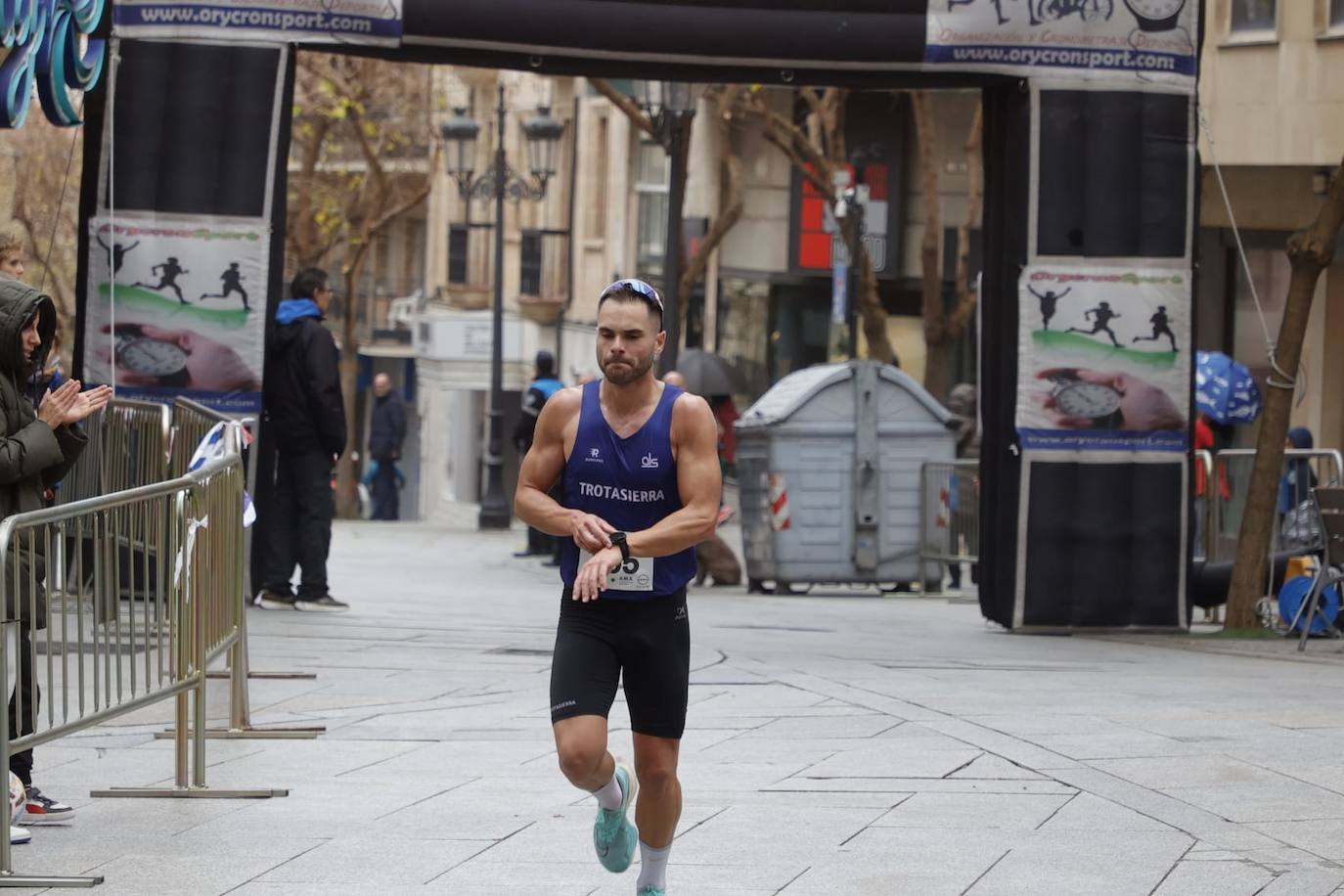 Ambientazo en las calles con la V Carrera Popular &#039;Corre con tu médico&#039;