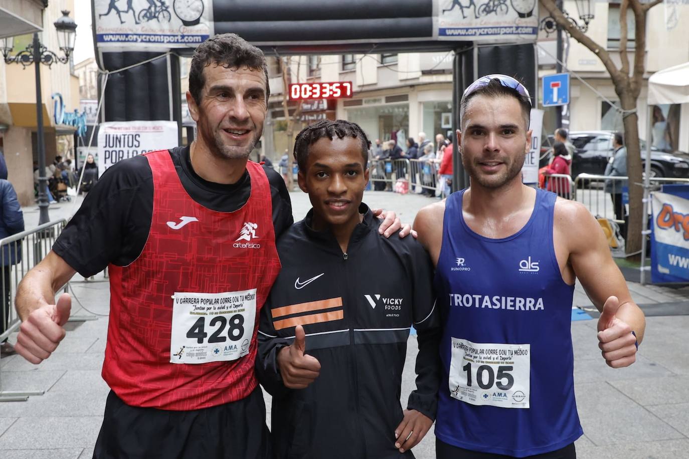 Ambientazo en las calles con la V Carrera Popular &#039;Corre con tu médico&#039;