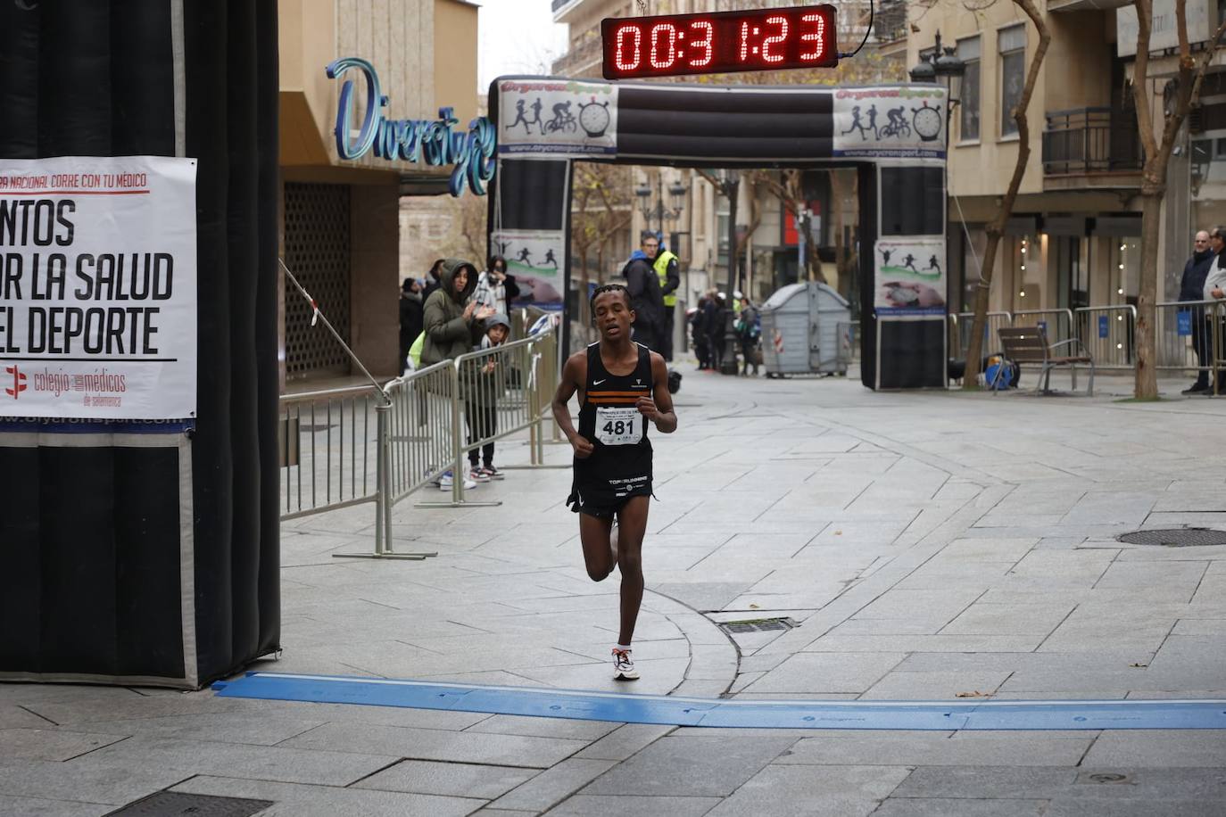 Ambientazo en las calles con la V Carrera Popular &#039;Corre con tu médico&#039;